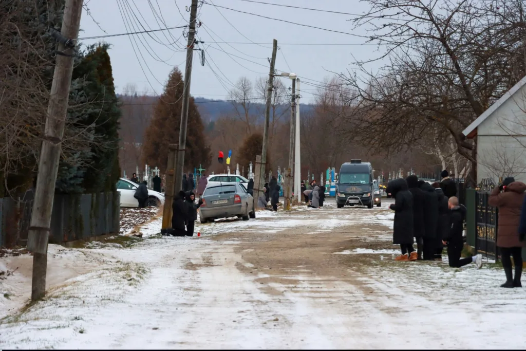 Зимове поховання в українському селі