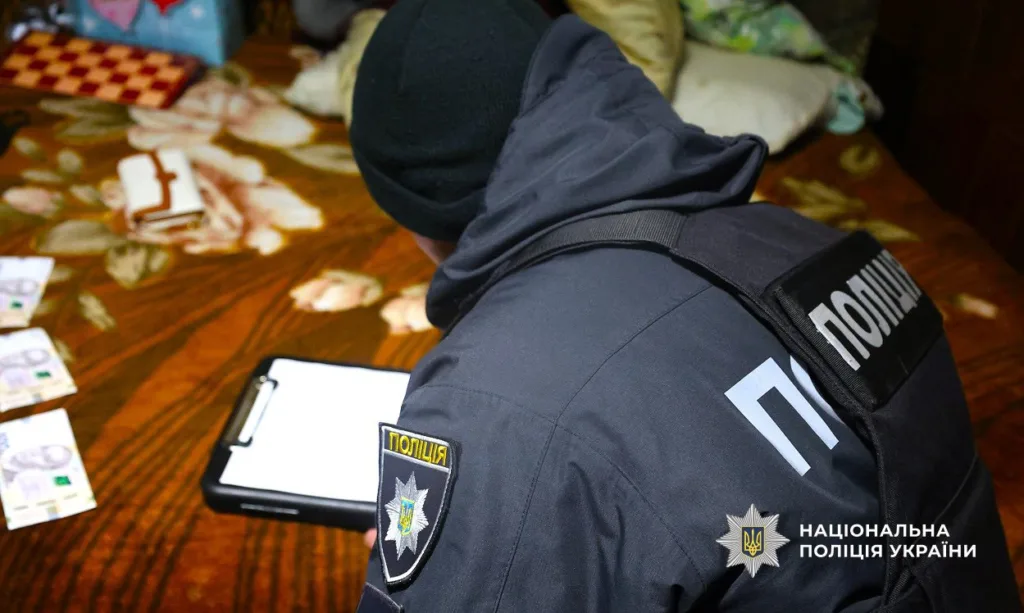 Офіцер поліції працює з документами на столі