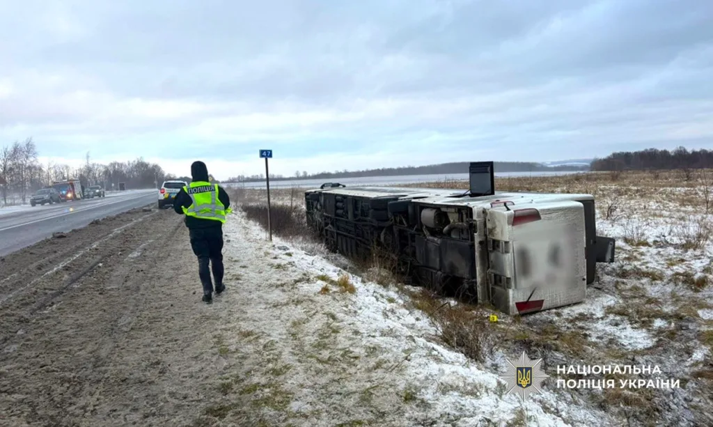 Поліція біля перекинутого автобуса на трасі взимку
