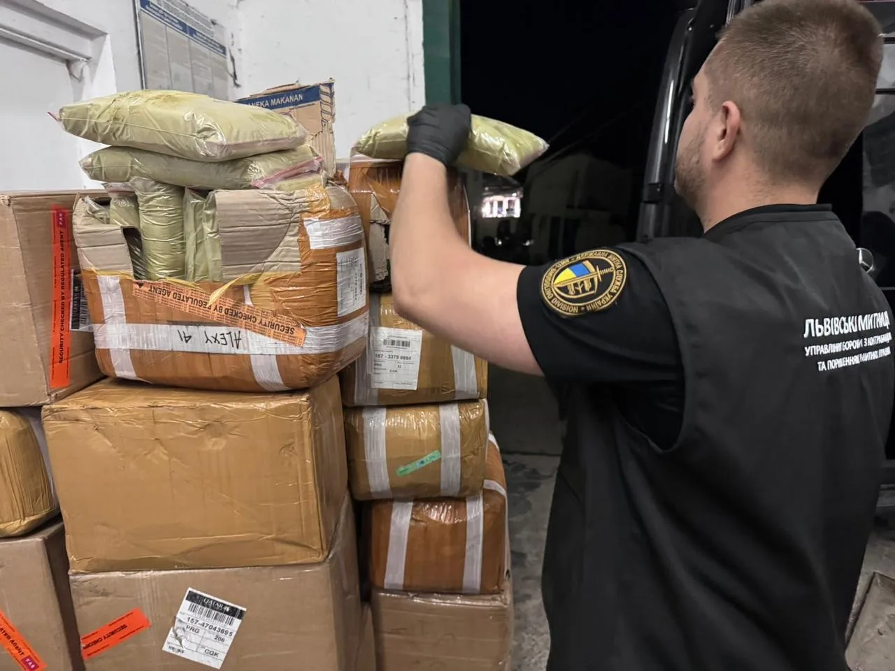 Митник перевіряє посилки у Львові