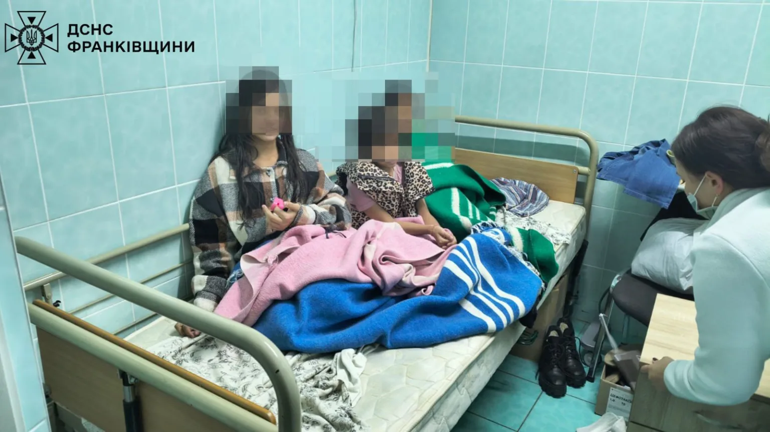 Рятувальники допомагають людям у лікарні