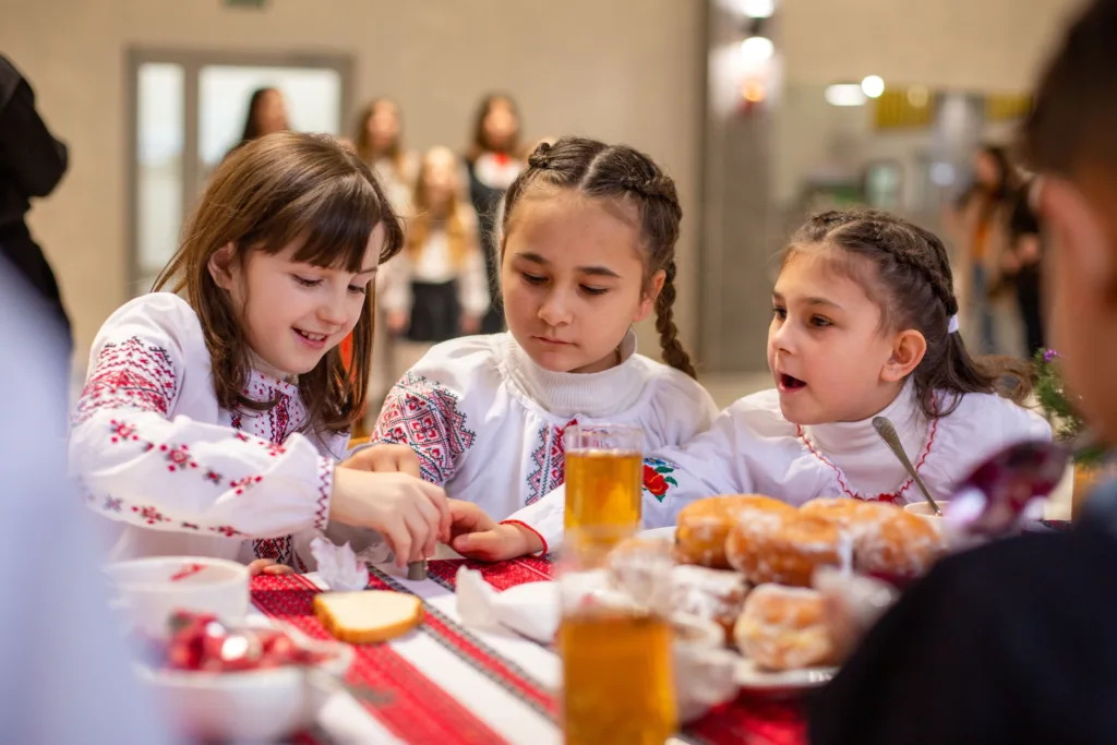 Діти в вишиванках святкують за святковим столом