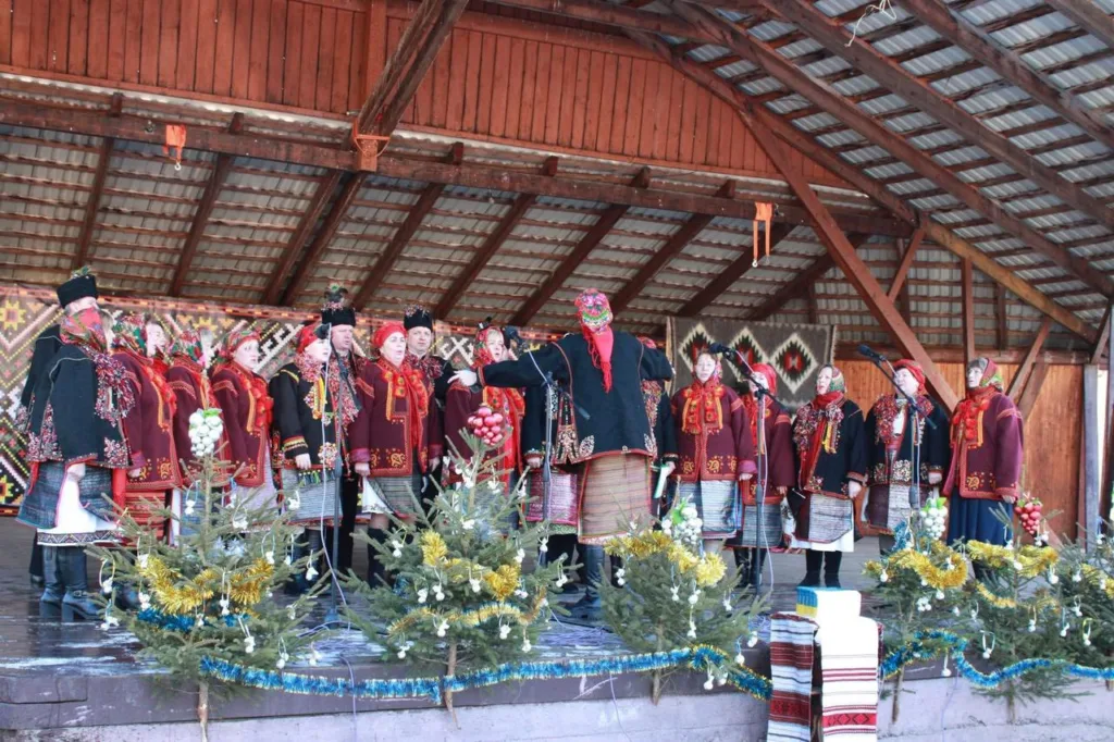 Український фольклорний хор виступає на сцені