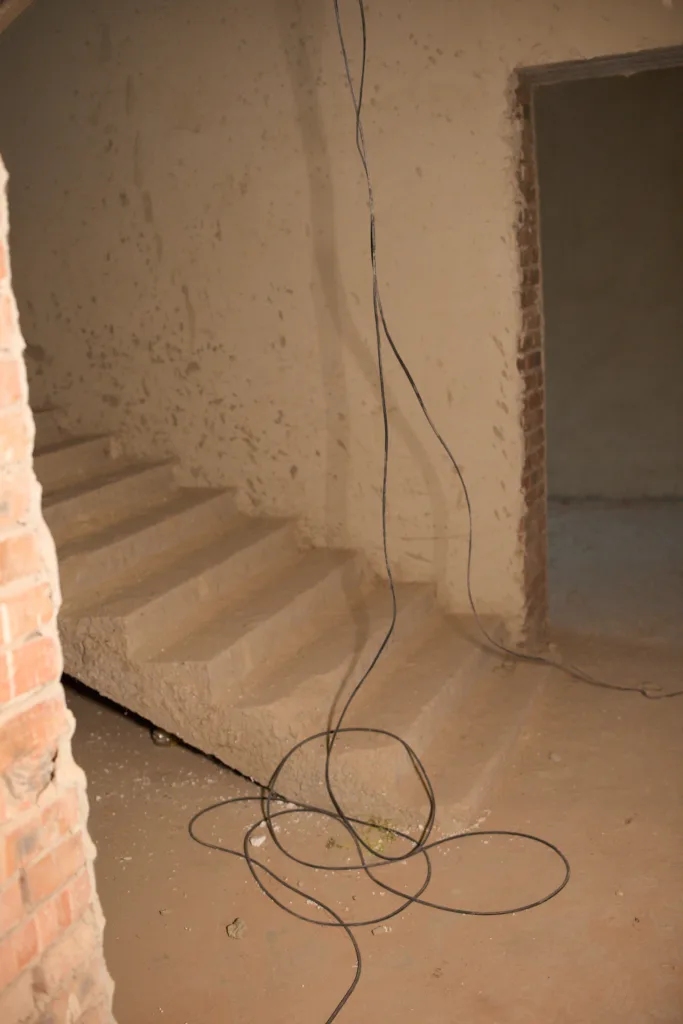 Бетонні сходи з висячими електричними дротами