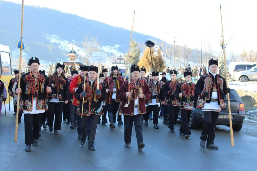 Український святковий парад у традиційному вбранні