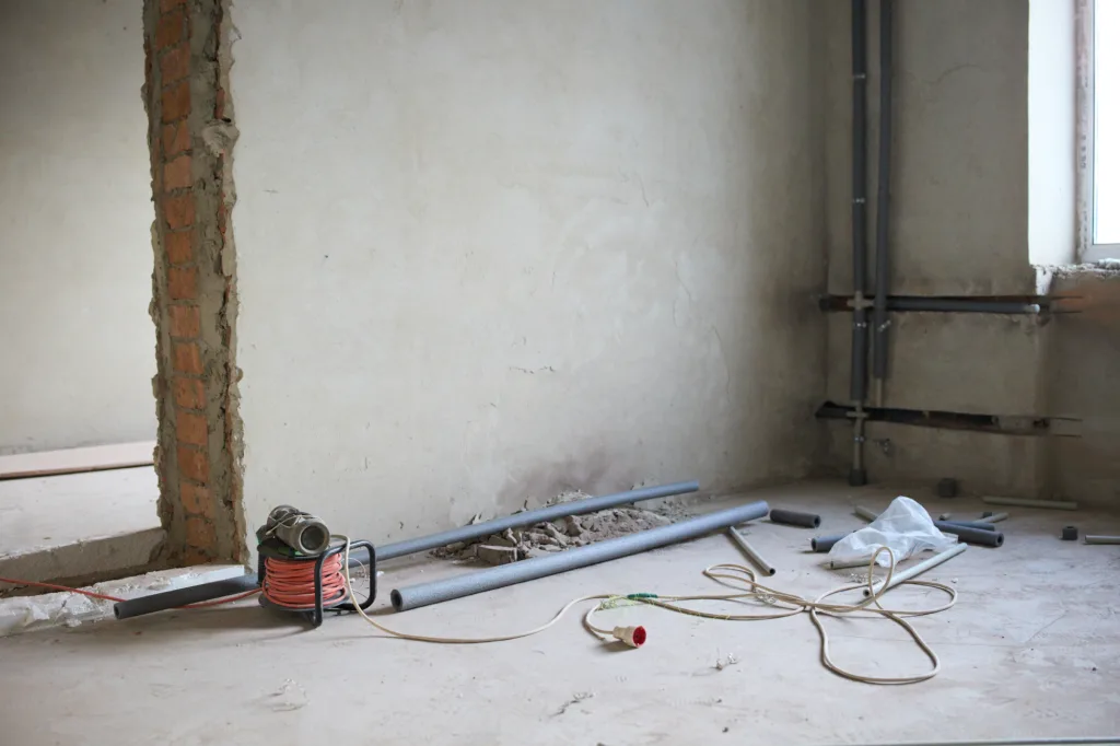 Ремонт квартири, дроти та труби на підлозі