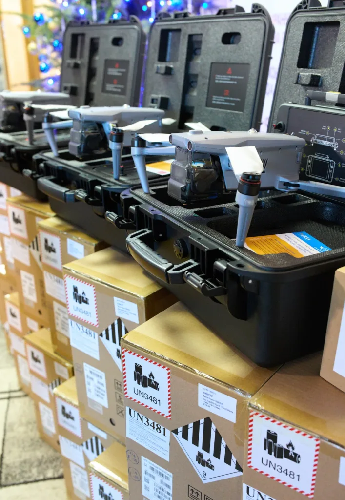 Квадрокоптери у кейсах на коробках UN3481