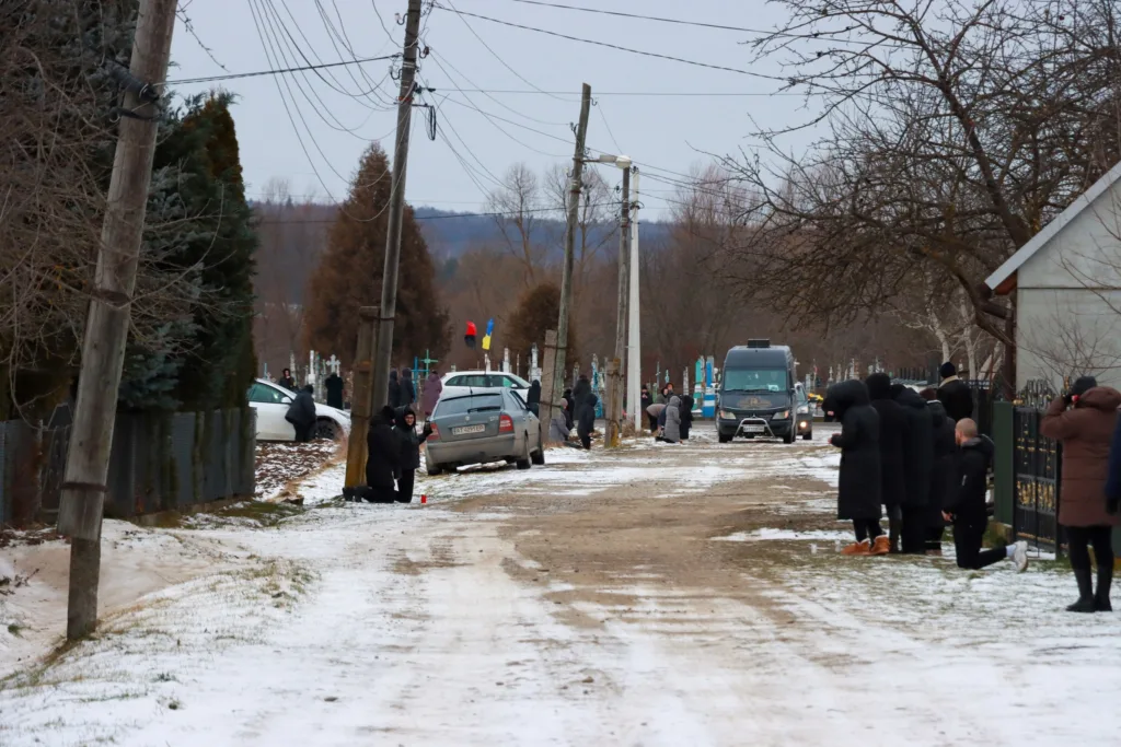 Похоронна процесія в зимовому українському селі