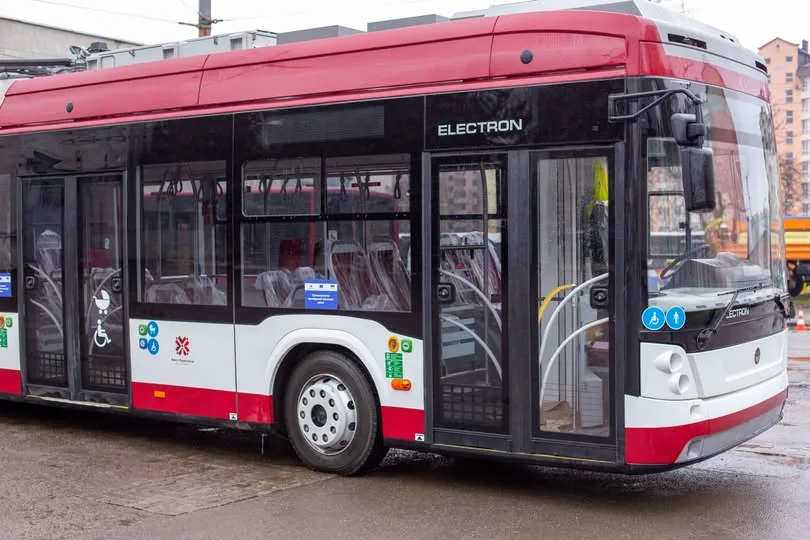 Сучасний електричний автобус Electron на міській вулиці