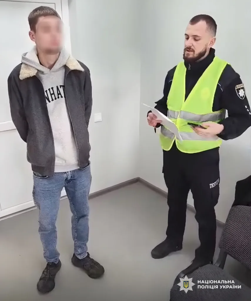 Поліцейський спілкується з чоловіком у відділку поліції