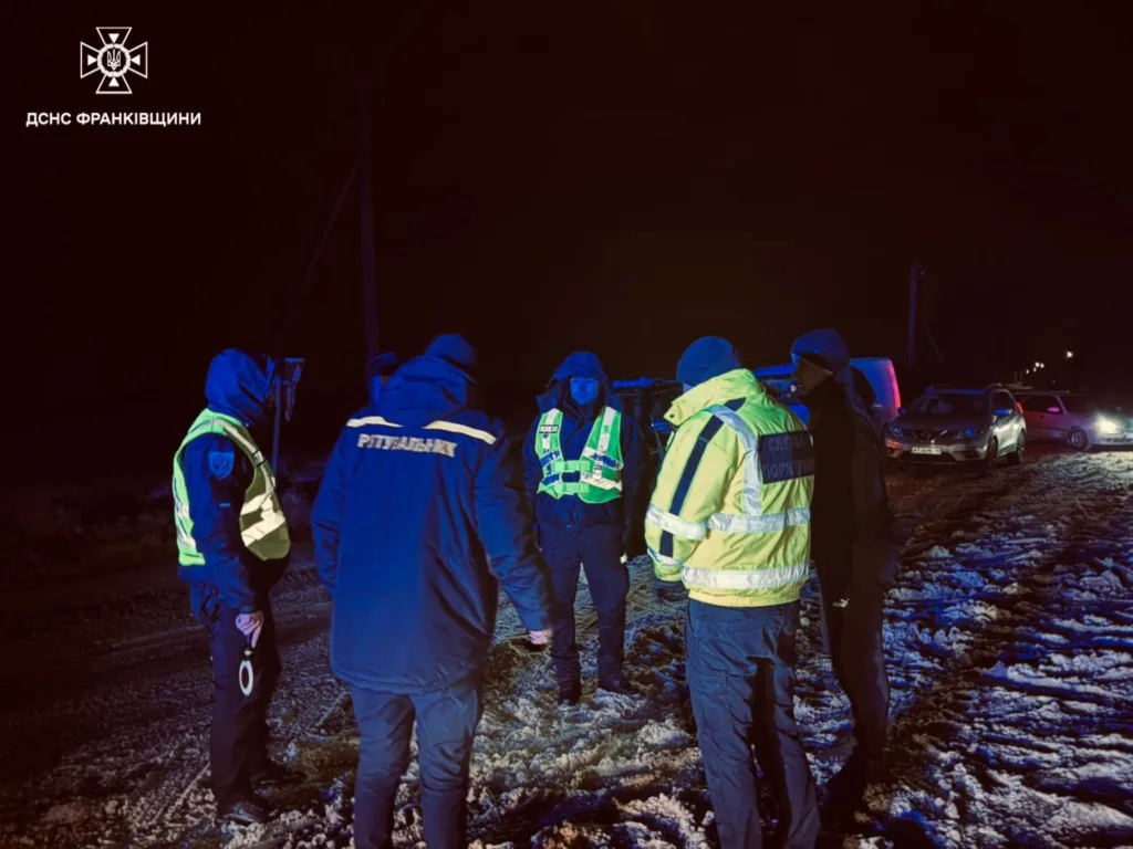 Рятувальники працюють на засніженій дорозі вночі
