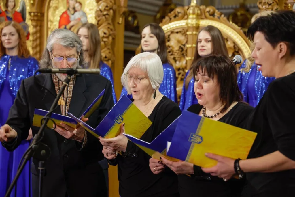 Хор співає у церкві з українськими пісенниками