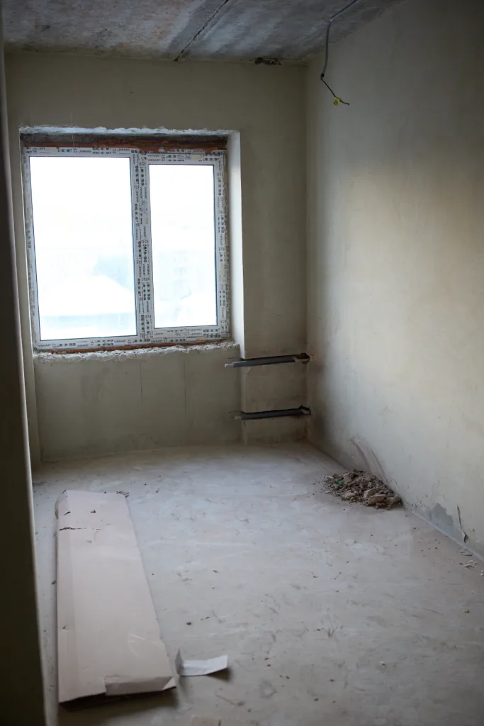 Порожня кімната під час ремонту з вікном