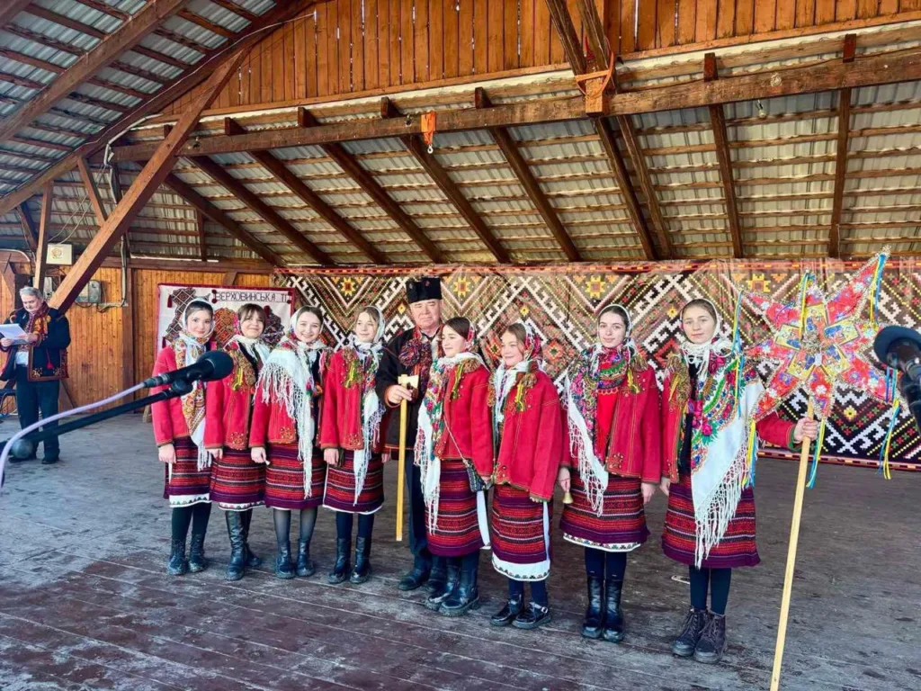 Український ансамбль у традиційному гуцульському вбранні на сцені