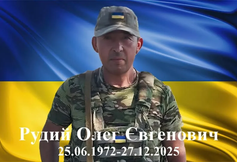 Військовий на тлі прапора України