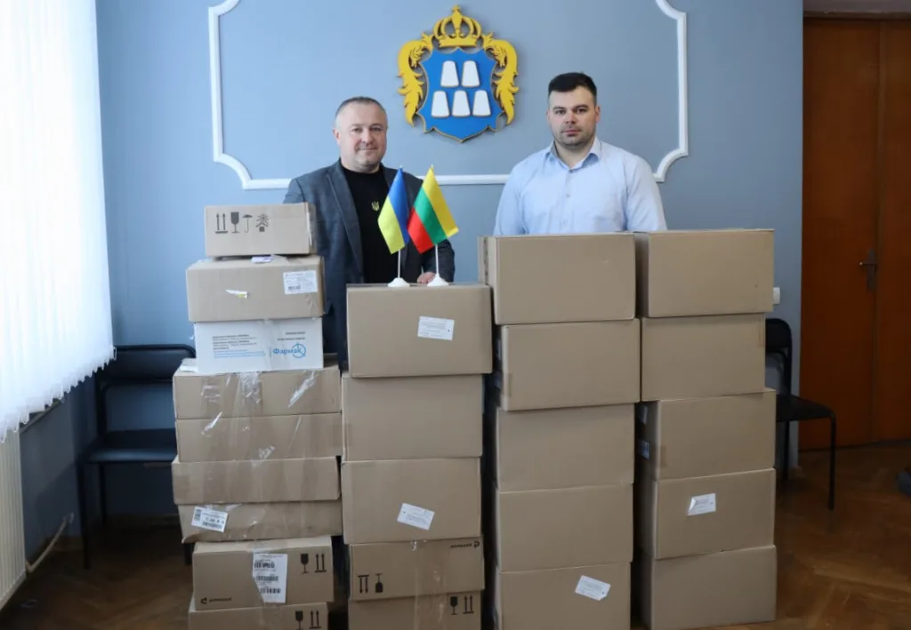 Гуманітарна допомога з українським і литовським прапорами