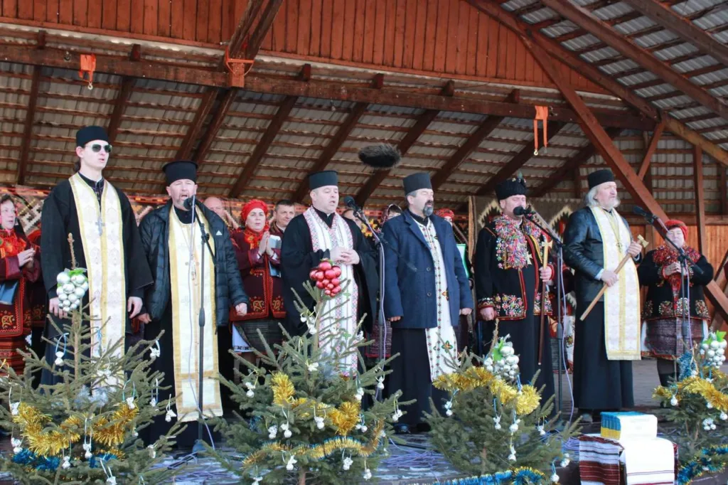 Священики виступають на різдвяному фестивалі в Карпатах
