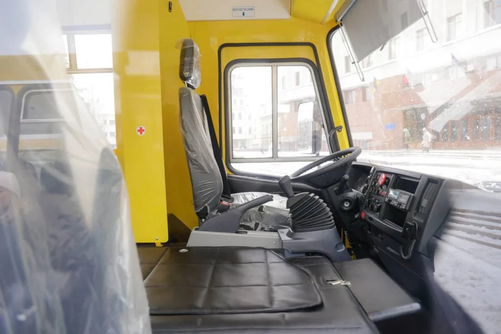 Інтер'єр кабіни жовтого автобуса