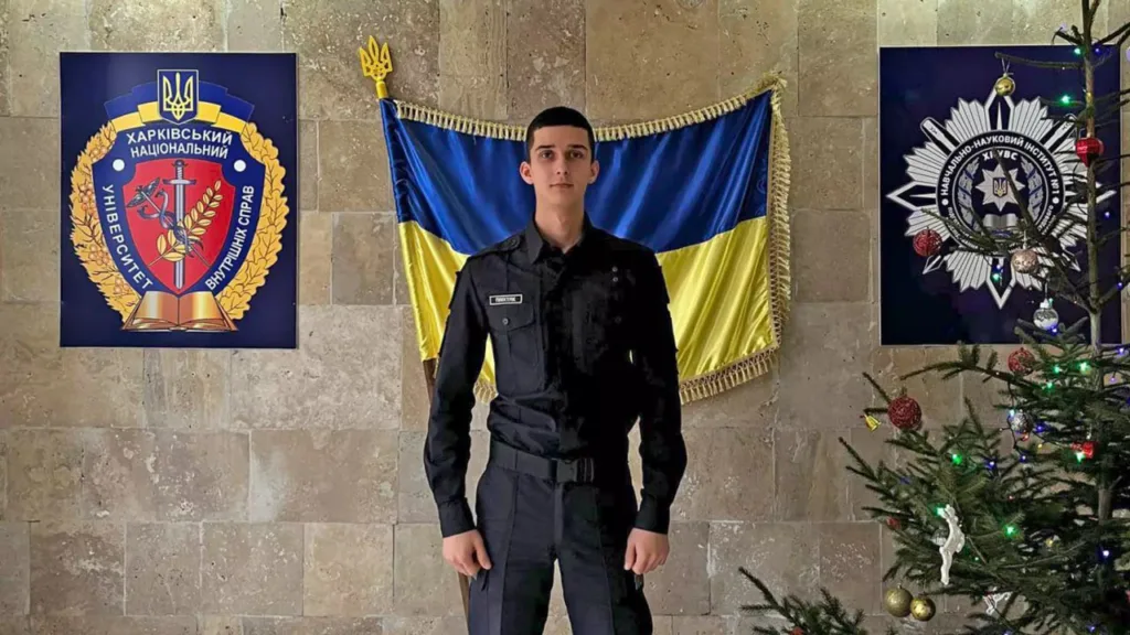 Курсант перед прапором України у формі