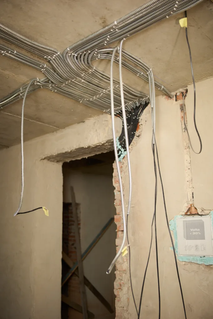 Електропроводка та труби на стелі в ремонті