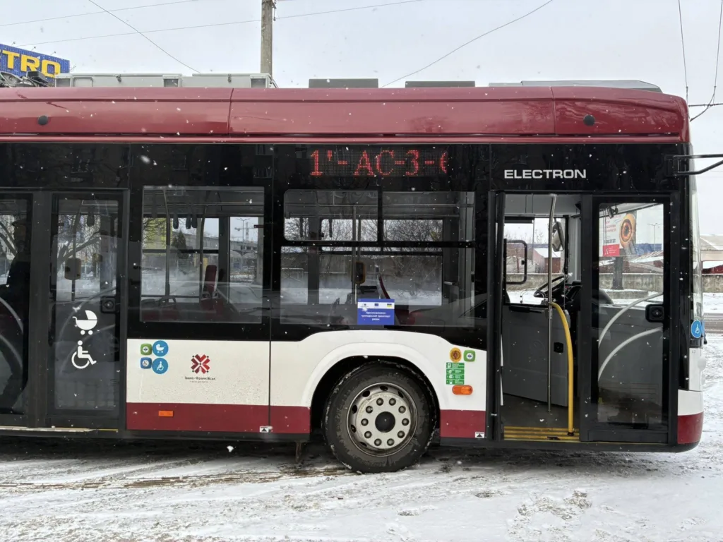 Сучасний міський автобус Електрон на зупинці