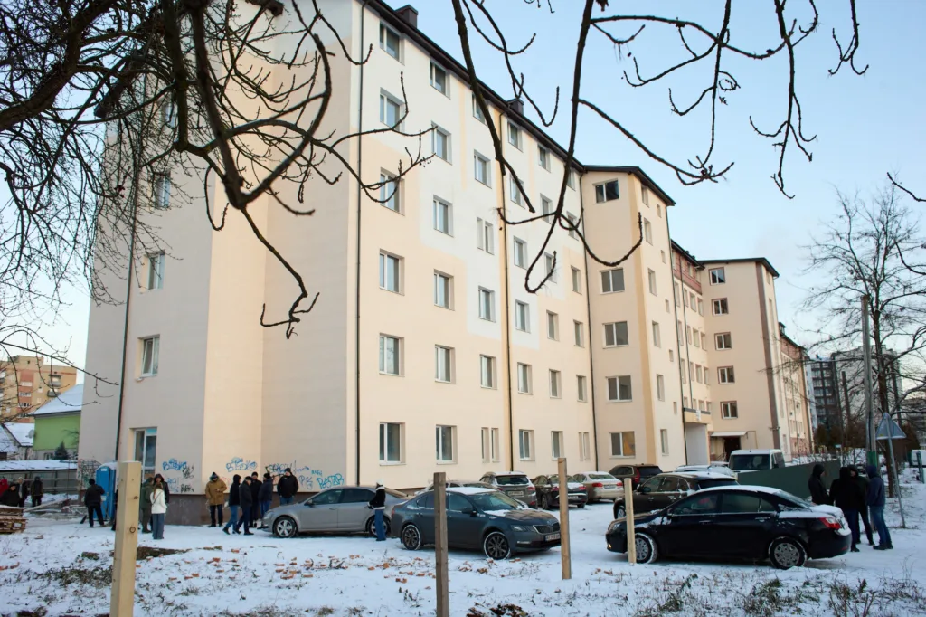 Багатоповерховий житловий будинок взимку