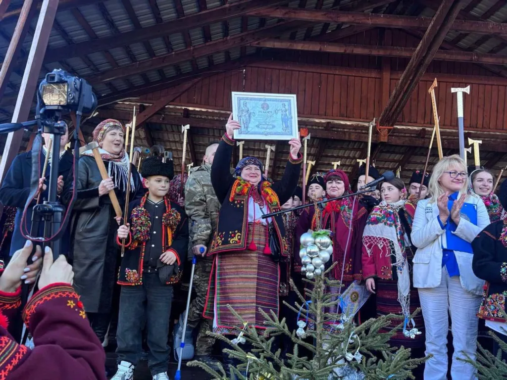 Святкування у традиційному гуцульському вбранні на сцені