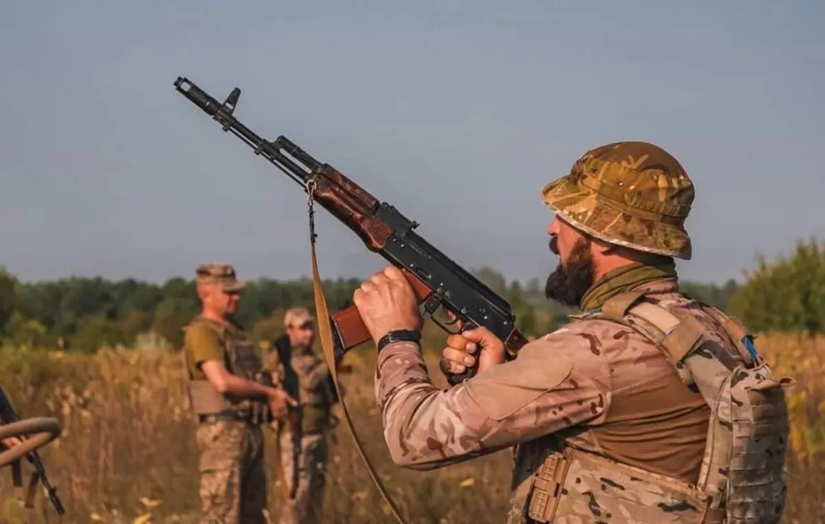 Військовий тренується зі зброєю на полігоні