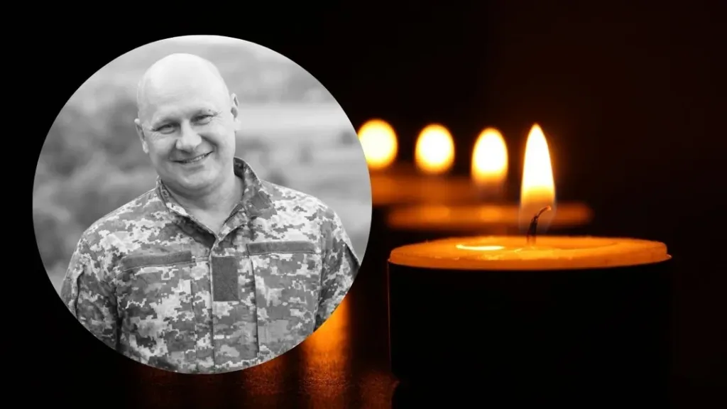 Військовий у формі та палаючі свічки пам’яті