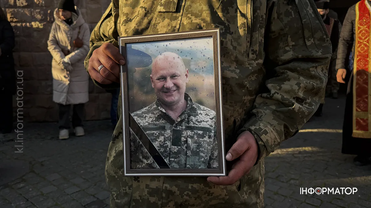 Військовий тримає фото загиблого солдата