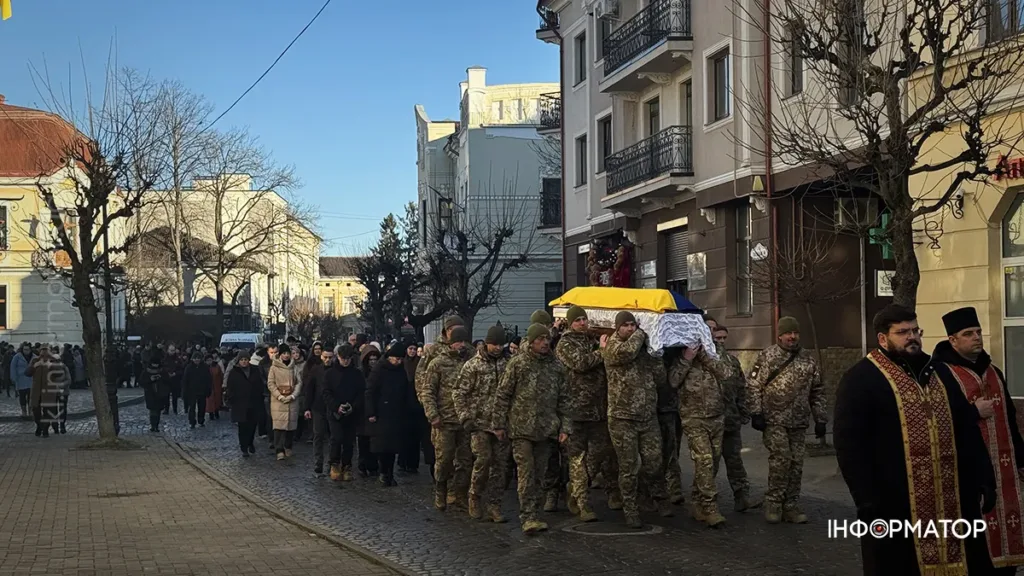 Похоронна процесія українських військових у місті