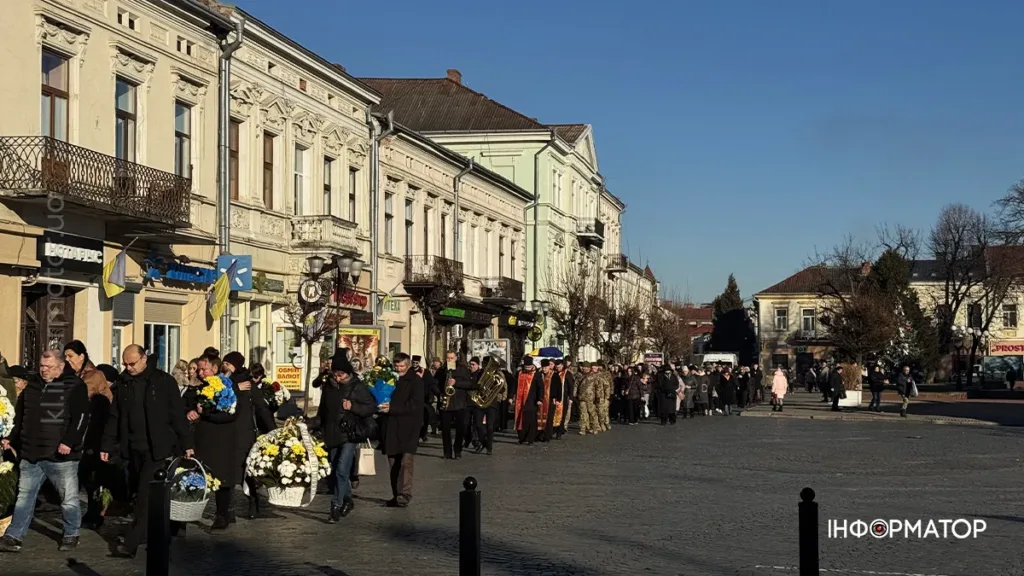 Похоронна процесія на вулиці українського міста