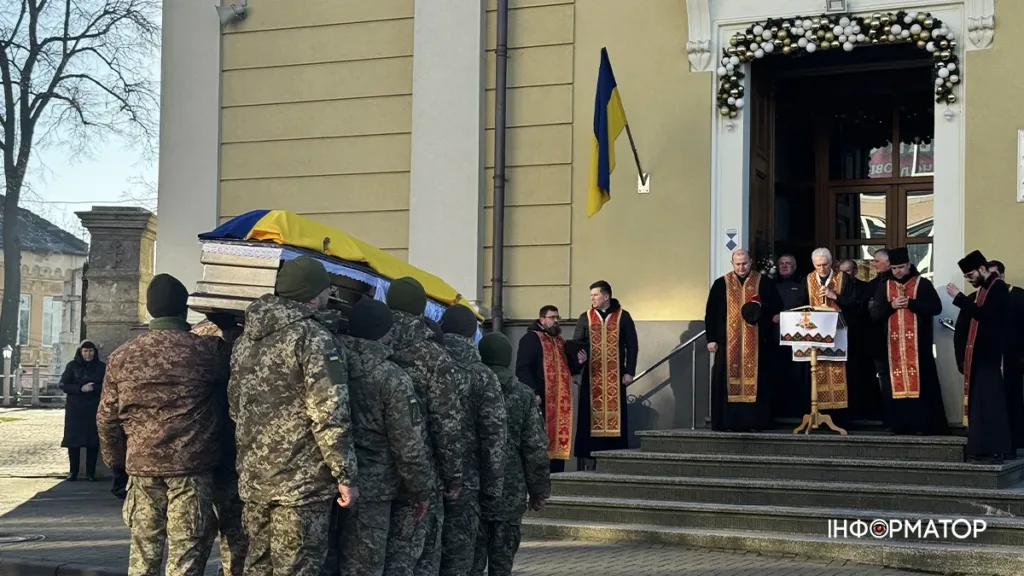 Прощання з військовим біля церкви у Львові