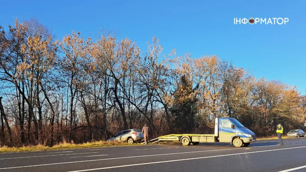 Евакуатор вивозить автомобіль з узбіччя дороги