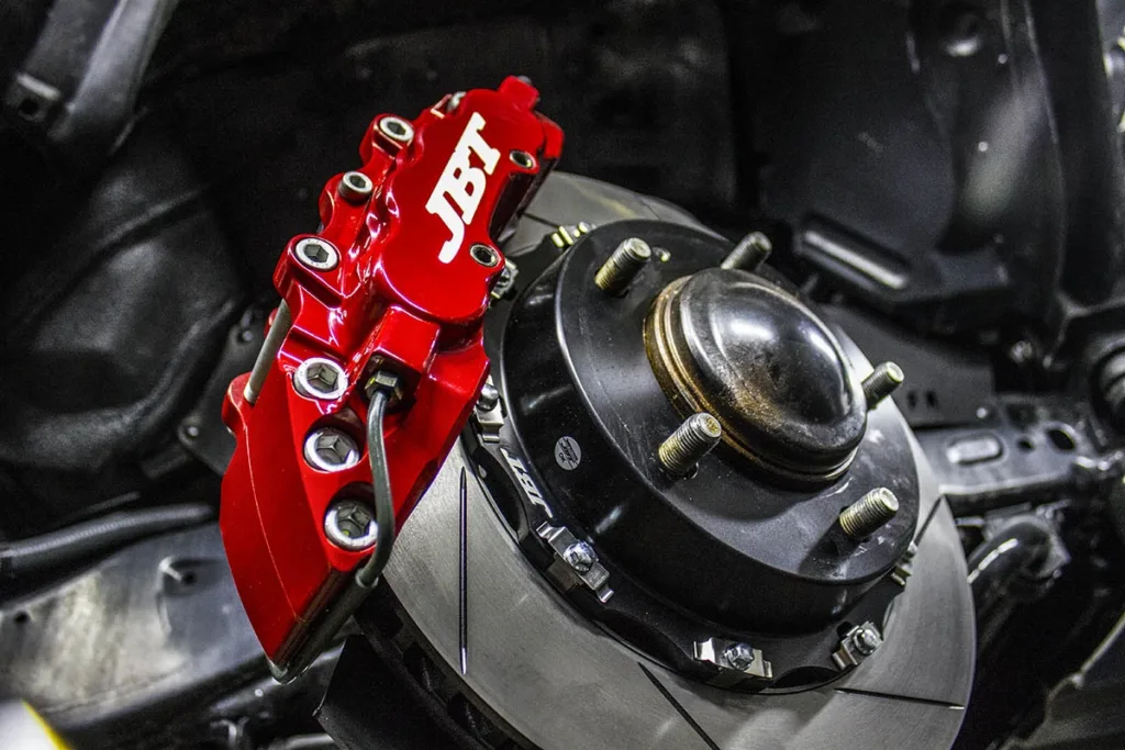 Червоний гальмівний супорт автомобіля крупним планом