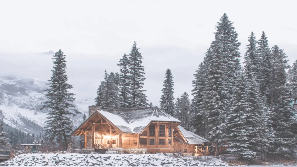 Затишний дерев'яний будинок серед зимового лісу