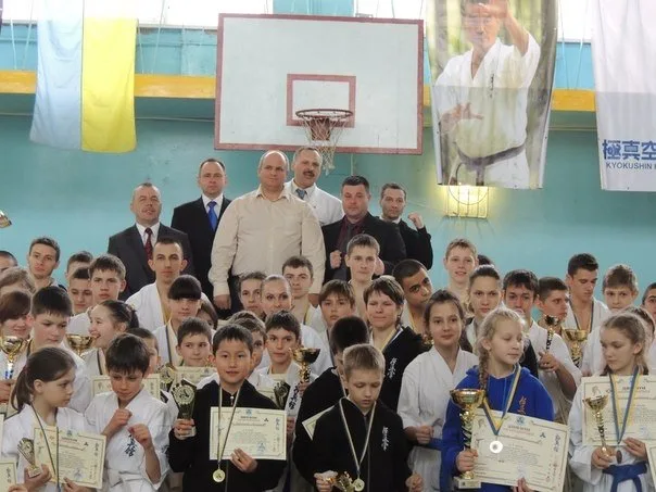 Діти отримують нагороди на змаганнях з карате