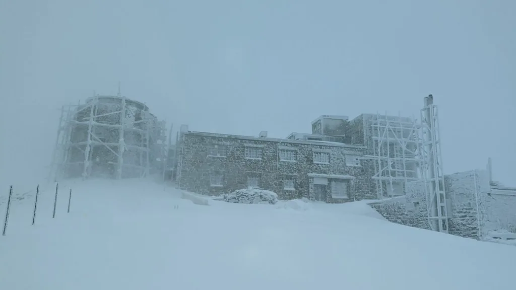 Кам'яна будівля в засніженій гірській місцевості