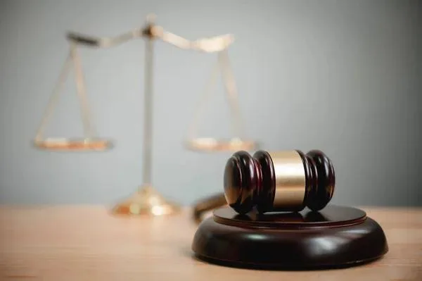 Судовий молоток і ваги правосуддя