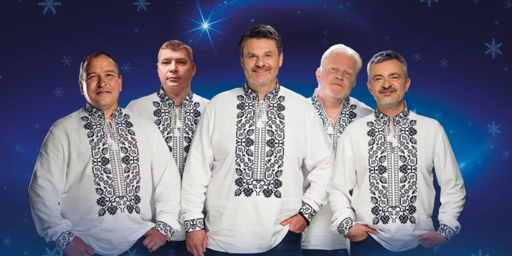П’ятеро чоловіків у вишиванках на святковому тлі