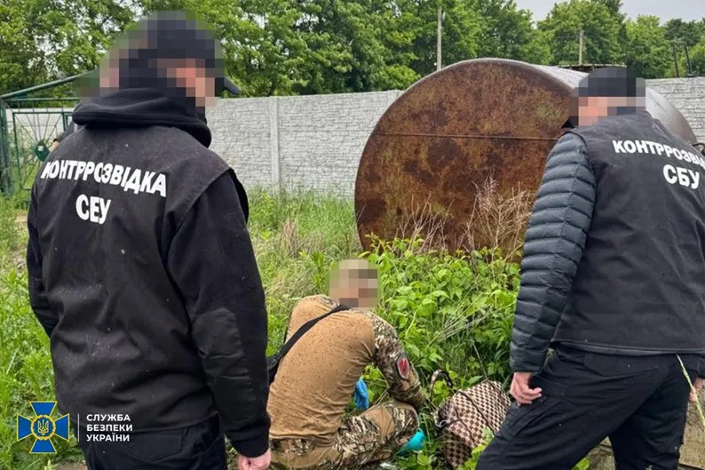 Оперативники СБУ проводять затримання підозрюваного