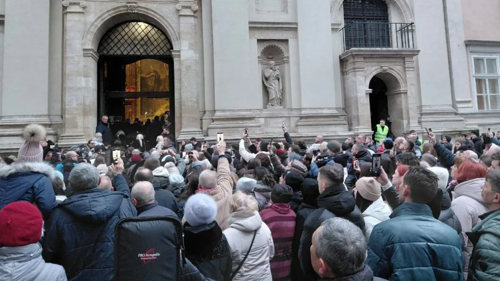 Натовп людей перед входом до церкви