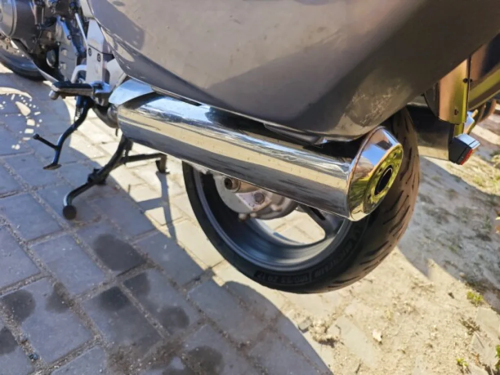 Заднє колесо та вихлопна труба мотоцикла