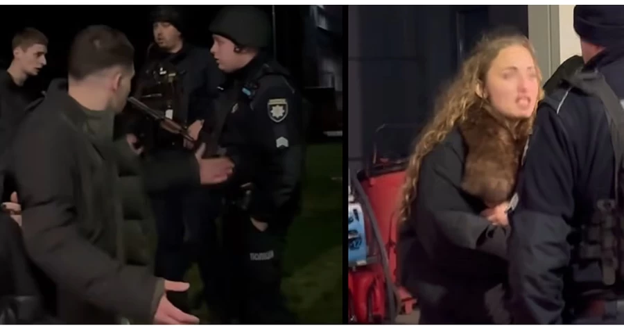 Поліцейські спілкуються з людьми під час інциденту