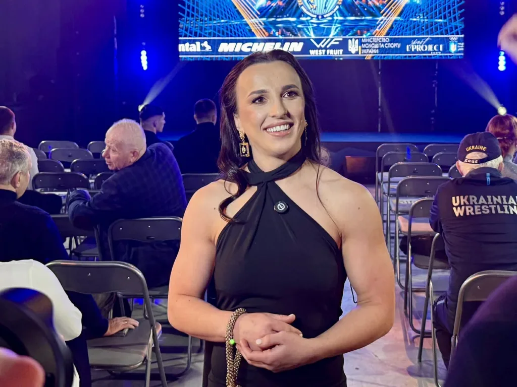 Жінка на спортивному заході з української боротьби