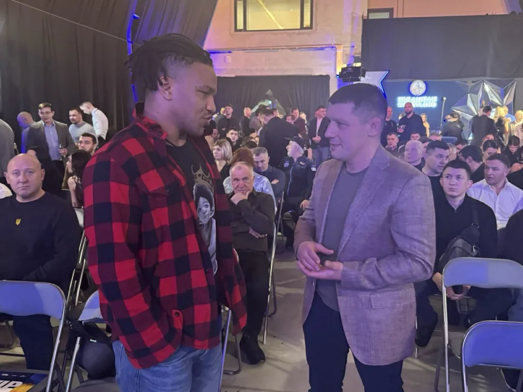 Двоє чоловіків розмовляють на публічному заході