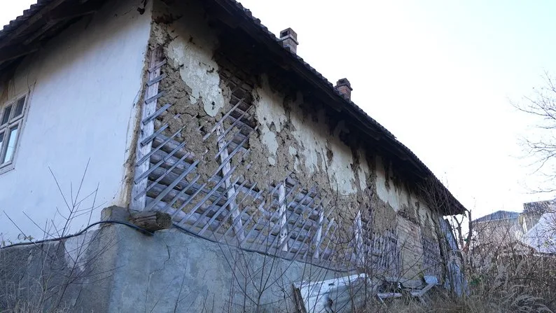 Старий занедбаний будинок із пошкодженою стіною