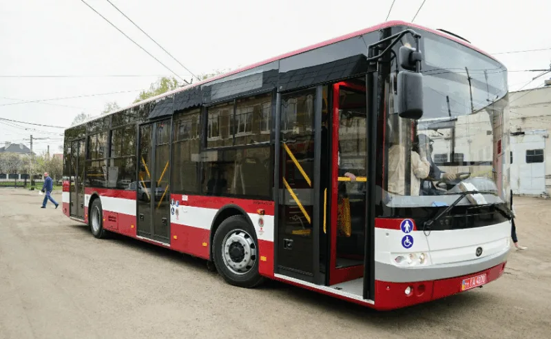 Сучасний міський автобус на стоянці