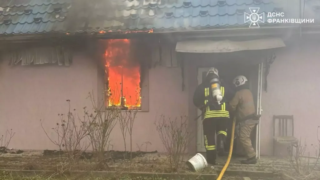 Пожежники гасять вогонь у житловому будинку