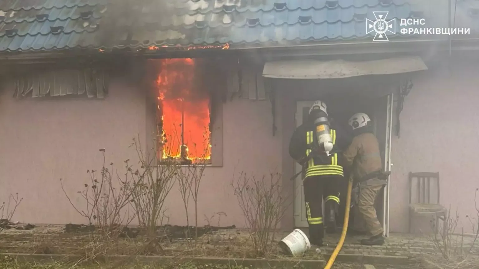 Пожежники гасять вогонь у житловому будинку